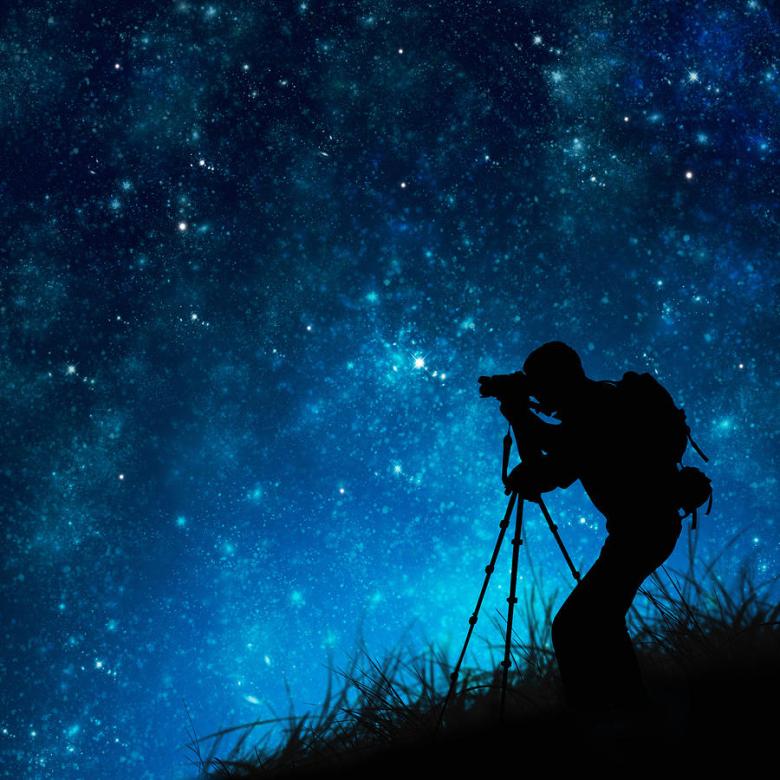1-silhouette-of-photographer-shooting-stars-seisiri-silapasuwanchai